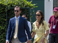 Pippa Matthews s manželom Jamesom si vyšli na Wimbledon. Fotografom sa naskytol pohľad pod jej sukňu. 