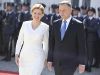 Prezidentka Zuzana Čaputová a poľský prezident Andrzej Duda počas uvítacieho ceremoniálu na nádvorí Prezidentského paláca.