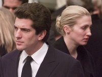 John Kennedy Jr. a jeho manželka Carolyn John Kennedy Jr. a jeho manželka Carolyn