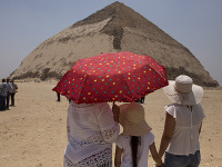 Archeológom sa podarilo sprístupniť časť tzv. Lomenej pyramídy. Archeológom sa podarilo sprístupniť časť tzv. Lomenej pyramídy.