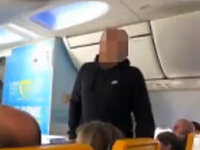 Muž mal pod mikinou čierny latexový odev. Muž mal pod mikinou čierny latexový odev.