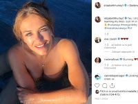 Elizabeth Hurley zverejnila na instagrame fotku, ako sa v bazéne kúpala bez vrchného dielu bikín. 
