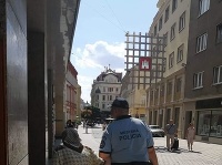 Mestský policajt pomohol babičke. Mestský policajt pomohol babičke.