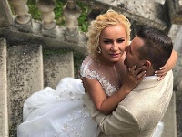Moderátor Ivan Binďo Bindas sa v sobotu o 15:00 oženil. Moderátor Ivan Binďo Bindas sa v sobotu o 15:00 oženil.