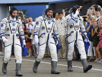 Na snímke členovia posádky misie 60 na medzinárodnú vesmírnu stanicu ISS zľava americký astronaut Andrew Morgan, ruský kozmonaut Alexander Skvorcov a taliansky astronaut Luca Parmitano 