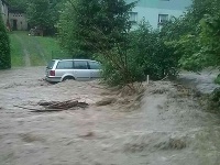 Hasiči vyslobodzovali niekoľko uviaznutých osôb z vozidiel. Hasiči vyslobodzovali niekoľko uviaznutých osôb z vozidiel.