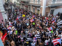 Ľudia protestujú za odstúpenie portorického guvernéra Ricarda Rossellóa v San Juane. Ľudia protestujú za odstúpenie portorického guvernéra Ricarda Rossellóa v San Juane.