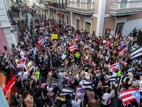 Ľudia protestujú za odstúpenie portorického guvernéra Ricarda Rossellóa v San Juane.