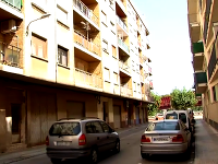 V tejto ošarpanej budove ju väznil. V tejto ošarpanej budove ju väznil.