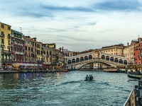 V pozadí most Ponte di Rialto V pozadí most Ponte di Rialto