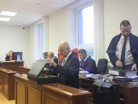 Už druhý deň pokračuje pojednávanie v kauze falšovania zmeniek. Už druhý deň pokračuje pojednávanie v kauze falšovania zmeniek.