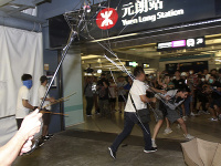 Hongkongská polícia zadržala šesť mužov Hongkongská polícia zadržala šesť mužov