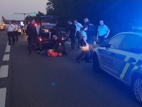 Zátarasy a streľba na diaľnici D2. Zátarasy a streľba na diaľnici D2.