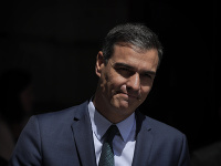 Úradujúci španielsky premiér Pedro Sánchez odchádza po zasadnutí parlamentu 23. júla 2019 v Madride. Úradujúci španielsky premiér Pedro Sánchez odchádza po zasadnutí parlamentu 23. júla 2019 v Madride.