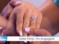 Katie Price sa pochválila prsteňom.
