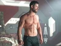 Chris Hemsworth ako sexi svalovec. 