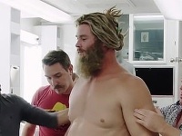 Chris Hemsworth ako zanedbaný tučko. 
