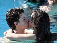 Shawn Mendes a Camila Cabello sa od seba nevedeli odlepiť. Shawn Mendes a Camila Cabello sa od seba nevedeli odlepiť.