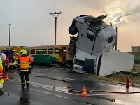 Vlak sa zrazil s kamiónom na železničnom priecestí. Vlak sa zrazil s kamiónom na železničnom priecestí.