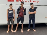 Migranti sa ukrývali na podvozku autobusu v Krupine. Migranti sa ukrývali na podvozku autobusu v Krupine.