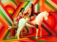 Vo videoklipe sa Veronika a Daniela Nízlové opäť predviedli v sexi kostýmčekoch.