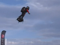 Francúz po prvý raz prekonal Lamanšský prieliv na flyboarde Francúz po prvý raz prekonal Lamanšský prieliv na flyboarde