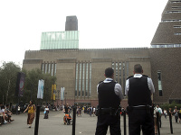 Tínedžer zhodil šesťročného chlapca z desiateho podlažia Tate Modern Tínedžer zhodil šesťročného chlapca z desiateho podlažia Tate Modern