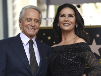 Michael Douglas a jeho manželka Catherine Zeta-Jones Michael Douglas a jeho manželka Catherine Zeta-Jones