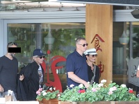 Michael Douglas a Catherine Zeta-Jones sa na verejnosti pohybovali v sprievode svojej ochranky.