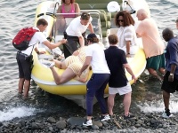 Bradley Cooper pomáhal Katy Perry nasadnúť do člna. 