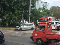 V Bratislave sa na Trnavskej ulici zrazili tri autá.