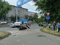 V Bratislave sa na Trnavskej ulici zrazili tri autá.