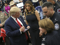 Trump s manželkou navštívili El Paso Trump s manželkou navštívili El Paso