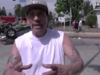 Herec Danny Trejo pomáhal vyslobodiť dieťa z havarovaného auta Herec Danny Trejo pomáhal vyslobodiť dieťa z havarovaného auta