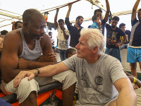  Richard Gere navštívil na lodi zachránených migrantov. 