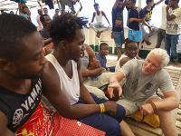  Richard Gere navštívil na lodi zachránených migrantov. 