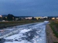 Hron pokryla biela pena Hron pokryla biela pena