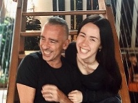 Eros Ramazzotti so svojou najstaršou dcérou Aurorou. Eros Ramazzotti so svojou najstaršou dcérou Aurorou.
