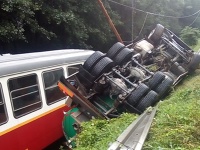 Po šmyku sa kamión prevrátil na vagóny detskej železnice. Po šmyku sa kamión prevrátil na vagóny detskej železnice.