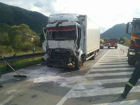 Dopravná nehoda nákladného motorového vozidla a kamiónu s návesom Dopravná nehoda nákladného motorového vozidla a kamiónu s návesom