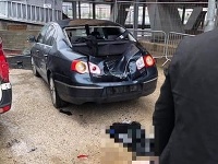 Dievčina dopadla na auto zaparkované pod vyhliadkovou vežou. Dievčina dopadla na auto zaparkované pod vyhliadkovou vežou.