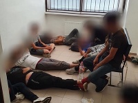 Polícia zadržala skupinu 18 nelegálnych migrantov Polícia zadržala skupinu 18 nelegálnych migrantov