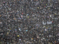 Na protestoch sa zúčastňuje státisíce ľudí. Na protestoch sa zúčastňuje státisíce ľudí.