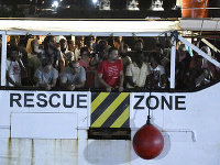 Migranti na palube lode Open Arms Migranti na palube lode Open Arms