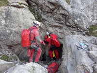Záchrana uviaznutých jaskyniarov vo Veľkej Snežnej jaskyni v poľských Tatrách.