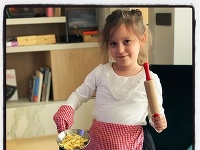 Juniorova dcérka Saška začína byť v kuchyni varená-pečená.