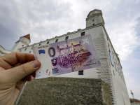 Predaj nulovej eurobankovky na Bratislavskom hrade vyvolal veľký záujem. Predaj nulovej eurobankovky na Bratislavskom hrade vyvolal veľký záujem.