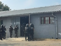 NAKA objavila zbrane, drogové laboratórium a výrobňu cigariet NAKA objavila zbrane, drogové laboratórium a výrobňu cigariet