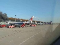 Z lietadla spoločnosti Air China sa na letisku v Pekingu začalo valiť veľké množstvo dymu. Z lietadla spoločnosti Air China sa na letisku v Pekingu začalo valiť veľké množstvo dymu.