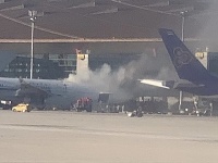 Z lietadla spoločnosti Air China sa na letisku v Pekingu začalo valiť veľké množstvo dymu. 